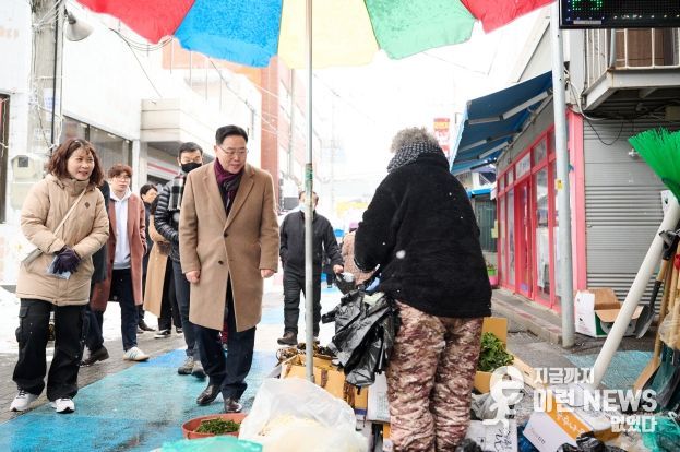 양주시, ‘활기찬 경제도시’ 1천여 공직자가 함께해ⵈ ‘관내 식당 이용의 날’ 강수현 시장이 상인들을 돌보고 있다