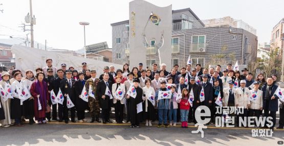 안산시의회 의원들이 1일 상록구 수암동 안산초등학교에서 열린 ‘제106주년 3·1절 기념식’에 참석했다. 이날 만세 행진 후 3·1운동 기념탑 앞에서의 참석자들의 모습.