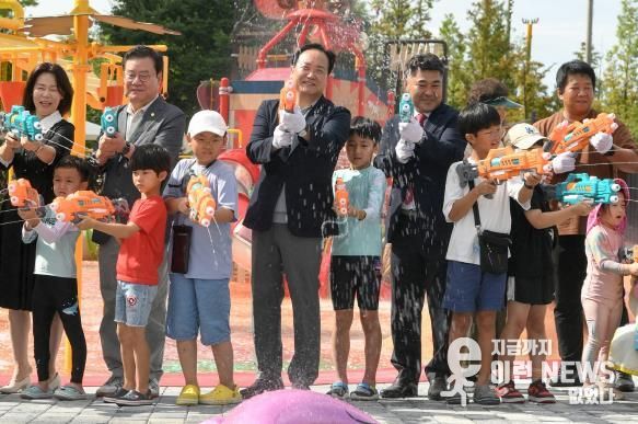 이권재 오산시장이 지난 2024년 7월 27일 아래뜰공원 물놀이장에서 기념촬영을 하고 있다.