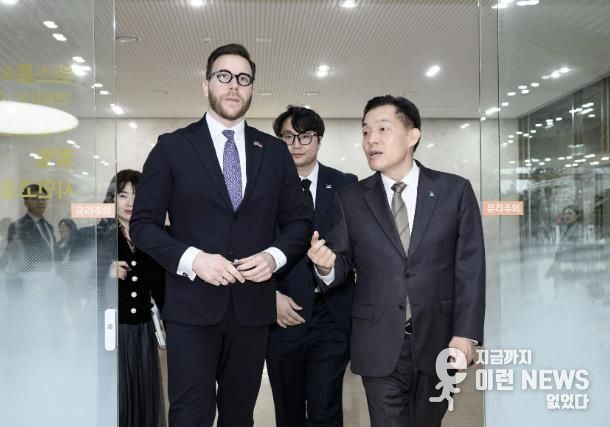 이재준 시장이 그르비치 대사에게 새빛민원실을 소개하고 있다.