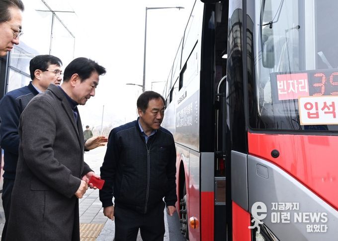 김동근 시장이 3월 13일 아침 1205번 광역버스 출근길 현장 점검을 위해 버스에 탑승하고 있다.
