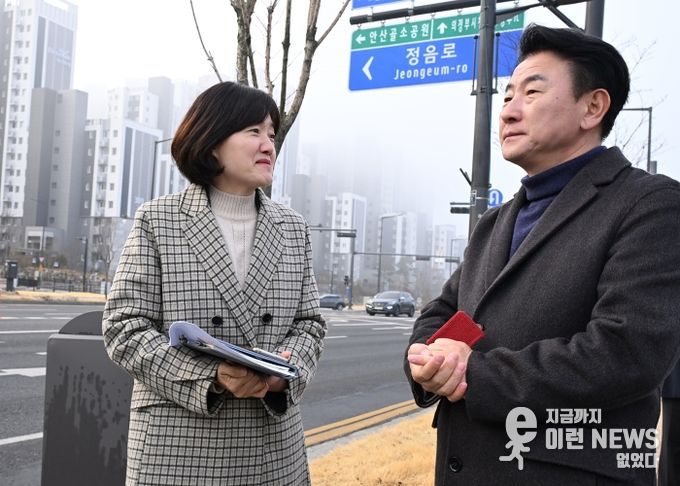 김동근 시장이 3월 13일 아침 1205번 광역버스 출근길 현장 점검에 나서 정류소 주변을 둘러보고 있다.