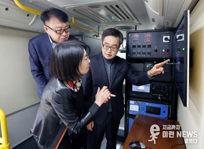14일 오전 ㈜우양이엔지에서 김동연 경기도지사가 강신기 ㈜우양이엔지 대표 등이 참석한 가운데 미세먼지 집진기 제조기업 현장방문을 하고 있다.