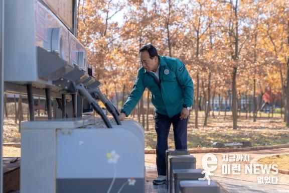 이권재 오산시장이 시설 점검을 하고 있다.