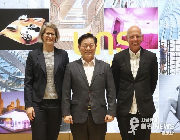 사진 왼쪽부터 노라 슐러 유엔스튜디오(UNStudio) 건축가, 박승원 광명시장, 벤 판 베르켈 유엔스튜디오(UNStudio) 대표 건축가