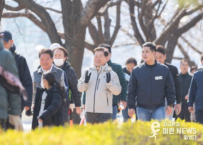 박승원 광명시장이 30일 안양천에서 열린 '2025년 시민과 동행하는 건강 걷기대회'에 참석해 시민들과 함께 걷고 있다.