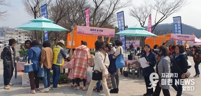 광명시여성새로일하기센터는 지난 3일 광명시민체육관에서 ‘2025 광명새일 플리마켓’을 개최해 많은 시민들이 프로그램에 참여하고 있다.