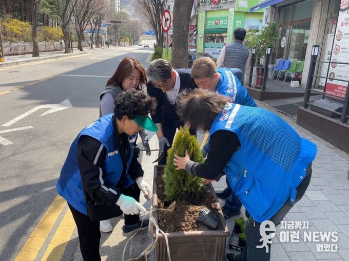 시흥시 장곡동, 주민과 함께하는 아름다운 꽃길 가꾸기로 봄맞이