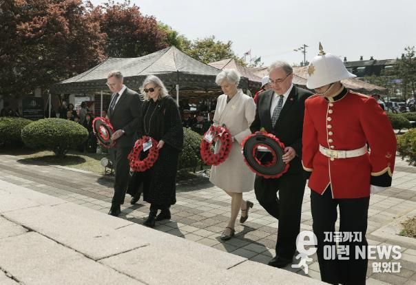 주한 영국‧뉴질랜드‧캐나다‧호주 4개국 대사(사진 왼쪽부터)가 24일 열린 영연방 가평전투 제74주년 기념행사에서 참전 기념비에 헌화를 하고 있다.