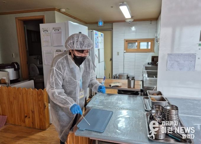 관내 어린이집 집단급식소를 점검하는 모습.