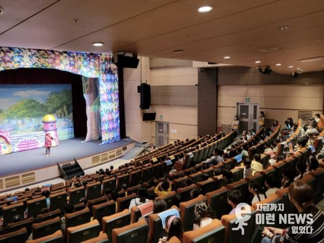 감염병 예방 손씻기 교육 인형극을 상연하고 있다.