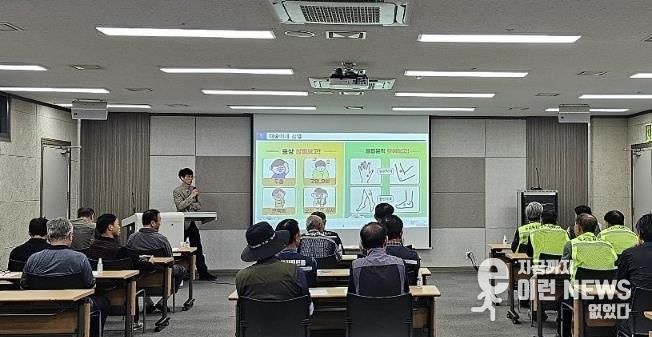 화성특례시가 9일 화성경기타운 기자회견실에서 산림휴양과 직원 대상 풍수해·폭염 대비 안전교육을 하고 있다.