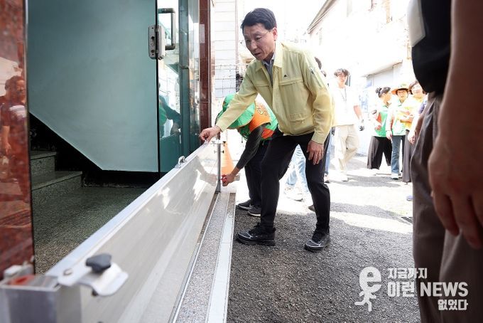 김성중 행정1부지사, 반지하주택 밀집지역에서 빗물받이 정비 동참