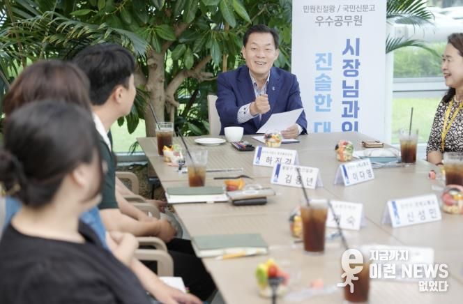 이재준 수원시장이 공무원들과 이야기를 나누고 있다