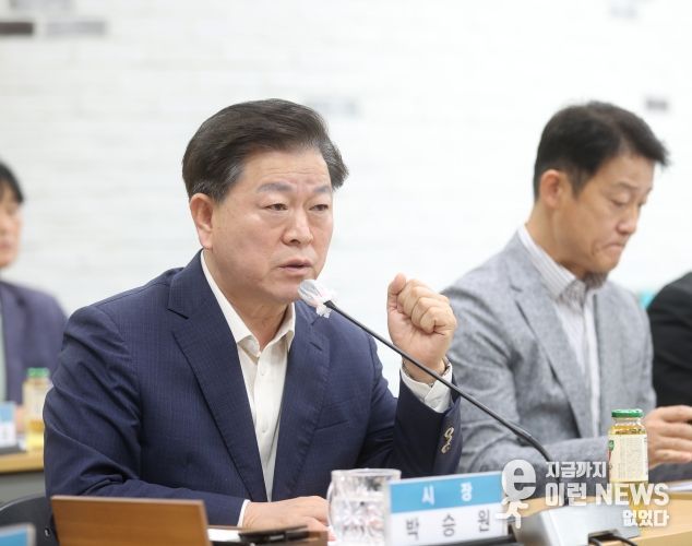 박승원 광명시장이 19일 오전 시청 중회의실에서 열린 ‘신안산선 붕괴사고현장 복구공사 현안간담회’에 참석해 발언하고 있다.