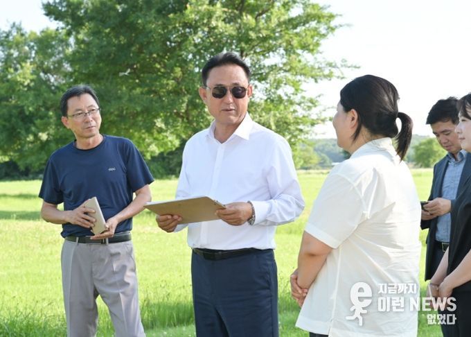 이충우 시장이 대신섬(당남리섬) 맨발걷기 조성 예정지를 점검하고 있다