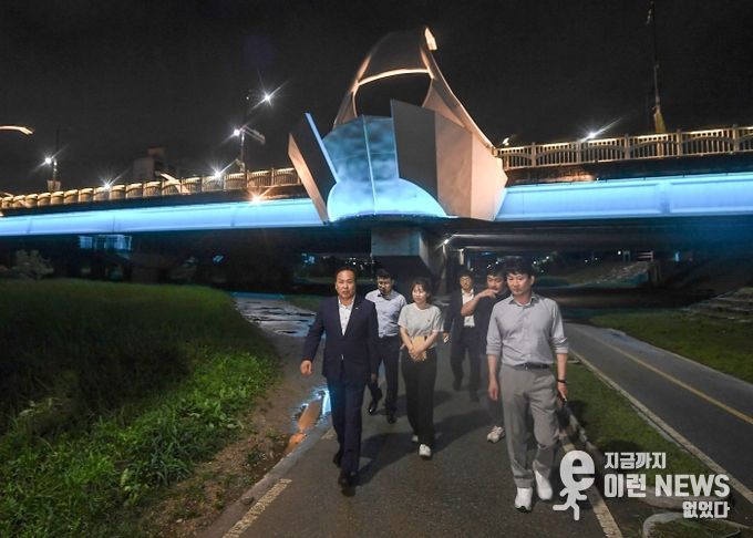 이권재 오산시장이 오산천 일대 경관조명 설치 지역을 직접 확인하고 있다. 