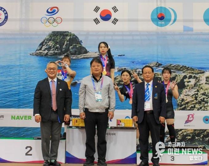 수상대에서 금메달을 걸고 선수들과 기념사진 찍는 신재경 선수(수상대 왼쪽 2번째)