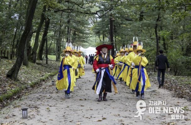2025 동구릉 힐링 예술제’의 시작을 알리는 건원취타대의 개막 행진 모습(사진=구리문화원)
