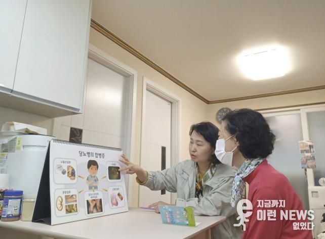 방문간호사가 개별 가정에 직접 방문하여 건강상담 및 개인별 보건교육을 하고 있다