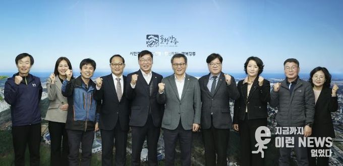 김병전 부천시의회 의장(왼쪽 다섯 번째), 오동택 부천시 행정안전국장(왼쪽 네 번째), 김홍규 강릉시장(오른쪽 다섯 번째)이 강릉시장 접견 기념 단체 사진을 촬영하고 있다.