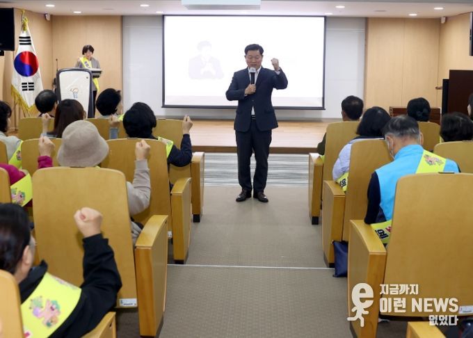 박승원 광명시장이 28일 오후 한국폴리텍대학 광명융합기술교육원 강당에서 열린 ‘광명안전단’ 발대식에 참석해 구호를 선창하고 있다.