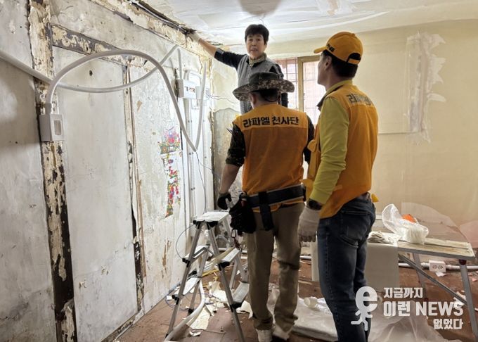 주엽동성당 라파엘천사단의 도배 봉사활동