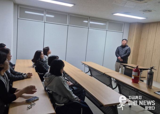민원콜센터 직원 대상 소방훈련에 대해 설명하고 있다.