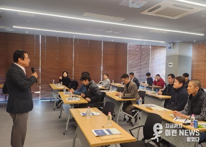 28일 하남시벤처센터 3층에서 개최된 「2025 중소기업 수출·무역 설명회」에서 이현재 하남시장이 인사말씀을 전하고 있다.