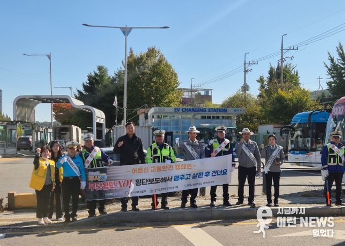 재래시장 교통안전 캠페인 진행 모습