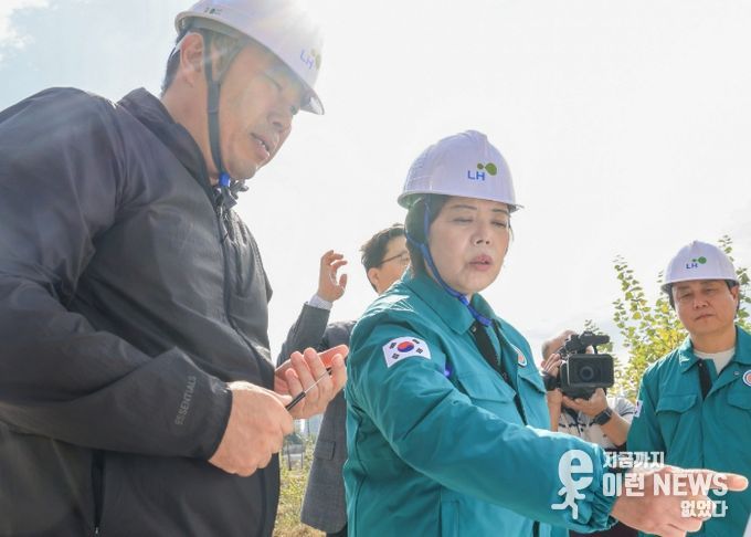 신계용 과천시장이 지난 10월 17일 지식정보타운 내 공원과 하천 조성 공사 현장을 점검하고 있다