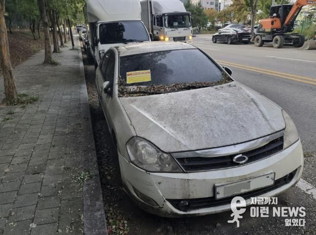 도로에 무단으로 방치된 차량