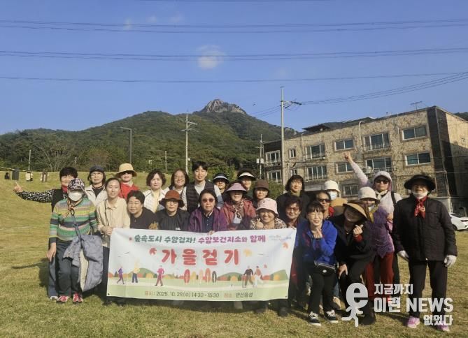 상록수보건소 수암보건지소에서 안산동 주민을 대상으로 올바른 걷기 교육과 걷기 체험을 진행하고 있다.