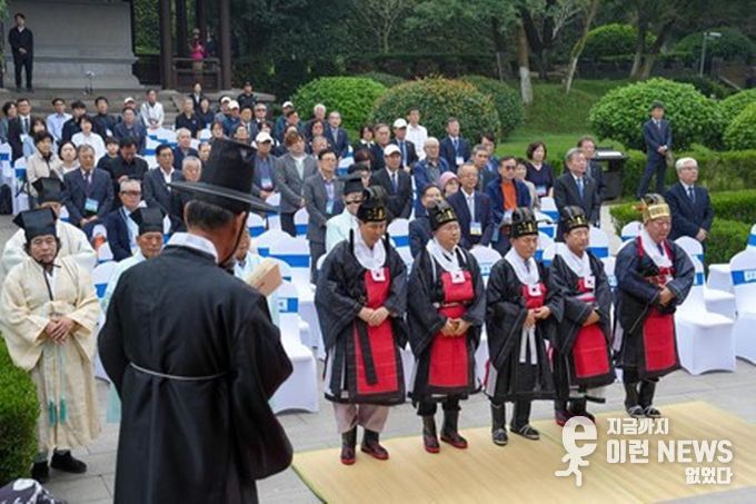 15일 한국에서 온 대표단이 양저우 최치원 기념관에서 제향 행사를 진행하고 있다. (사진/신화통신)