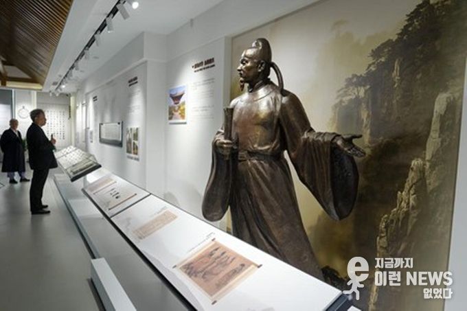 관람객들이 15일 최치원 기념관 내부를 둘러보고 있다. (사진/신화통신)