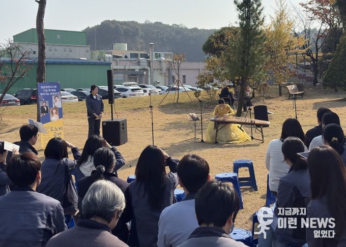 화성시립양감작은도서관이 31일 기업 근로자를 위한 찾아가는 문화공연을 운영하고 있다