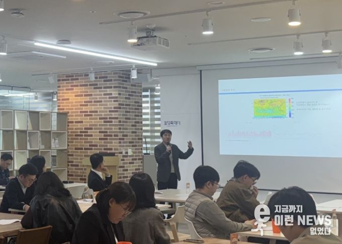 화성특례시가 31일 시민, 기업, 공공기관 관계자 등을 대상으로 탄소중립 역량강화 교육을 하고 있다