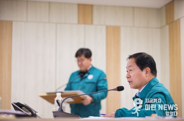 주광덕 시장이 재난상황실 토론훈련 현장을 지휘하고 있다.