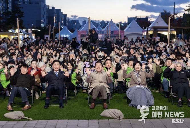 이재준 수원시장(가운데), 백혜련 의원(수원시을), 수원시의회 윤경선 의원, 이병진 수원도시재단 이사장, 김종석 권선구청장 등이 탄소중립 한마당 축제에 참가한 시민들과 함께하고 있다.