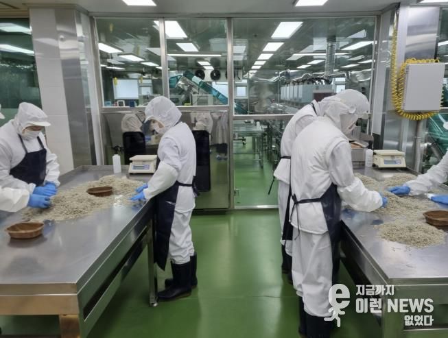 수산물 공급업체에서 학교급식 공급 예정인 식자재를 확인하고 있다.