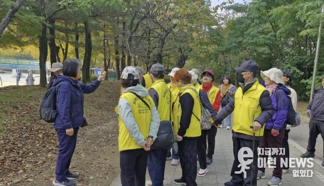 안양 동안치매안심센터는 치매가족 숲생태체험 프로그램으로 학의천 생태체험을 진행했다