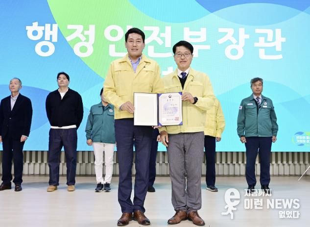 재난안전과장(왼쪽)과 경기도 행정2부지사가 표창 수상 후 기념 촬영을 하고 있다.