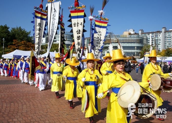 고양문화원 취타대의 힘찬 연주에 맞춰 31개 시군이 입장하고 있다.