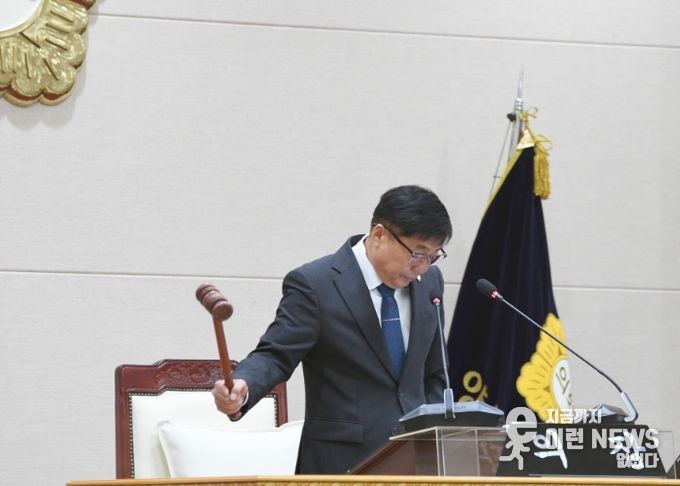 윤창철 의장이 제382회 임시회 제1차 본회의를 주재하고 있다.