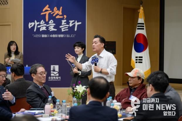 이재준 시장이 행궁동 새빛만남에서 이야기를 하고 있다.