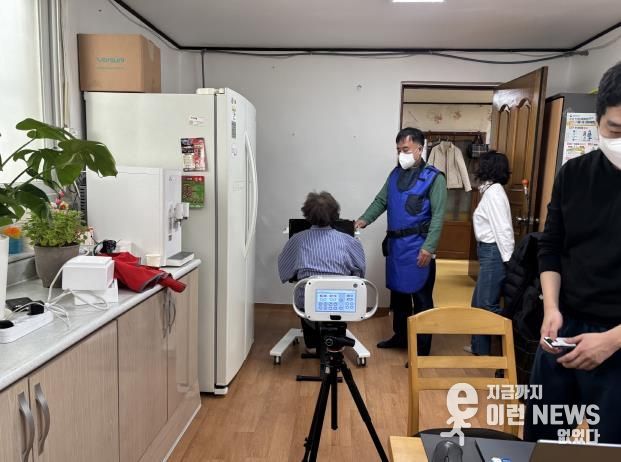 영통구보건소 관계자가 경로당을 방문해 어르신들 대상으로 결핵검진을 하고 있다.