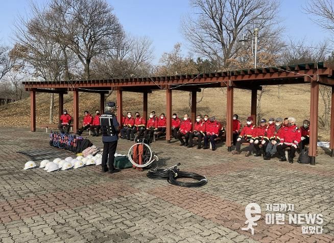 안산시 산불전문진화대가 현장교육을 진행하고 있다.