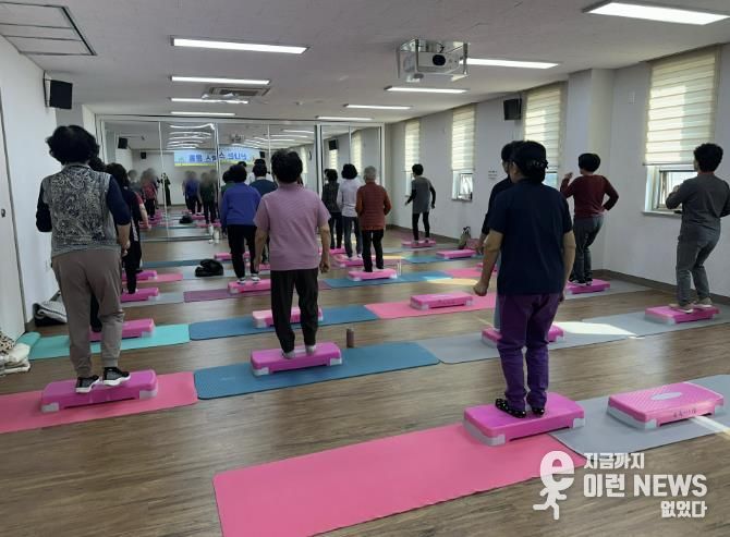 ‘신나는 스텝박스’ 참가자들이 상록수보건소 반월건강생활지원센터에서 스텝박스 운동을 하고 있다.