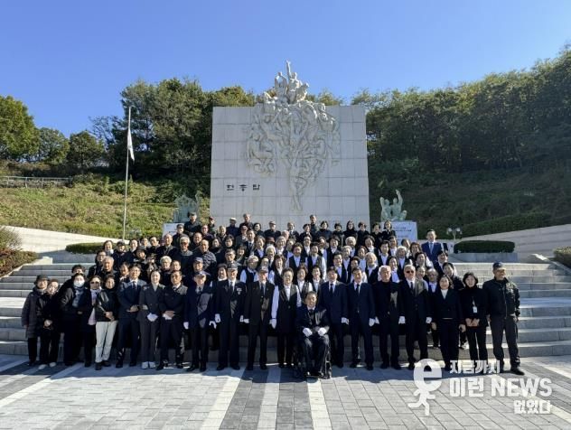 추모제에 참석한 부천시 보훈단체장이 기념 촬영을 하고 있다.