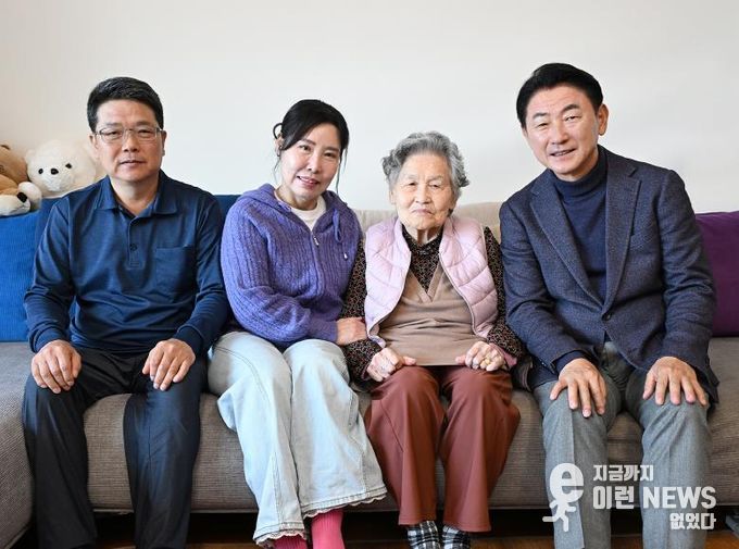 김동근 시장이 11월 3일 100세 생신을 맞은 관내 어르신 가정을 방문해 함께 기념사진을 찍고 있다.